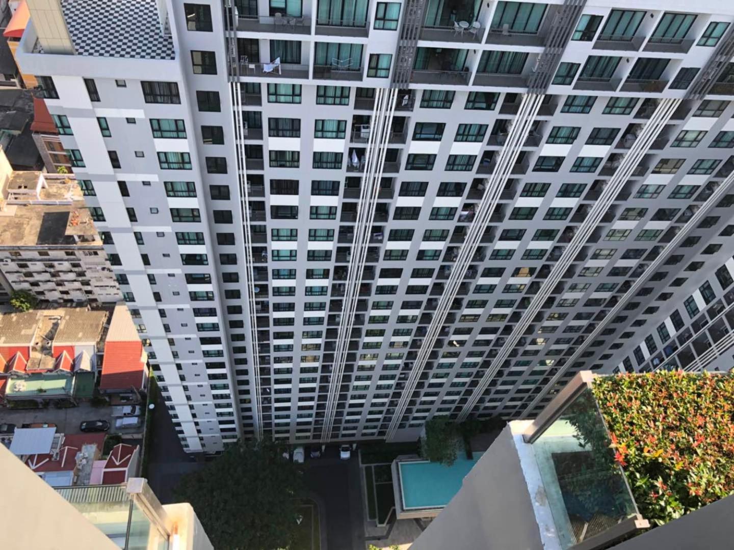 The Base Central Pattaya Exterior photo